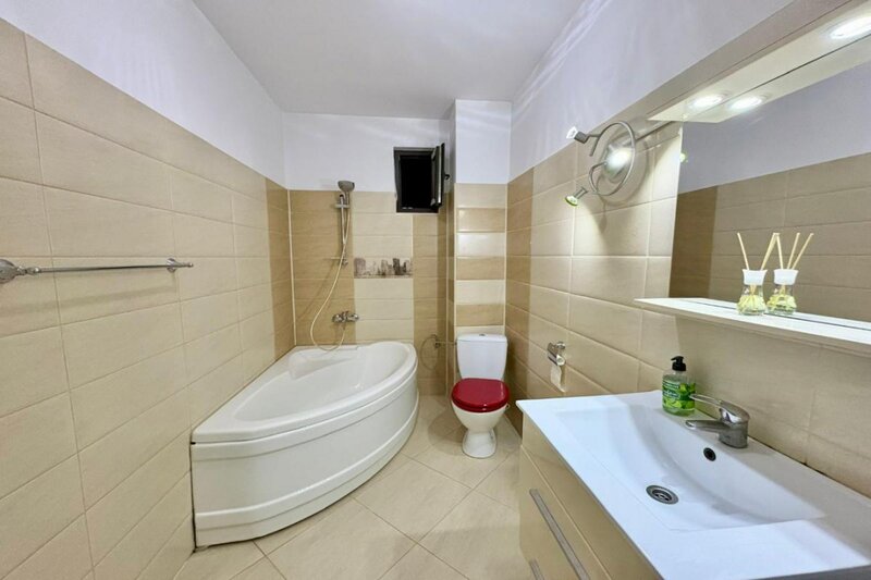 Bucurestii Noi -Subcetate 110, apartament 3 camere igienizat, demisol, 55 mp.